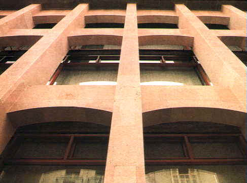 Esta piedra es indicada para recubrimientos de edificios, ornamentacin y construccin de fachadas, interiorismo, amueblamiento urbano, etc.